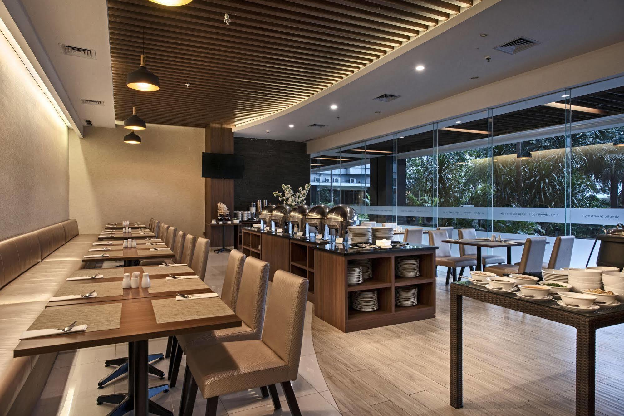 Grand Whiz Poins Simatupang Jakarta Exterior foto